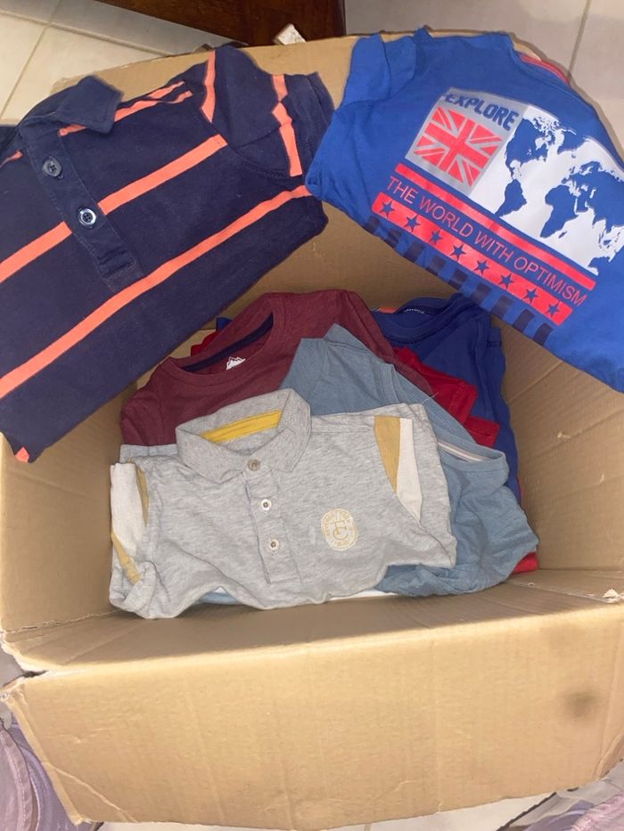 Carton de 11 t-shirt/polos pour garçons en taille 4 ans