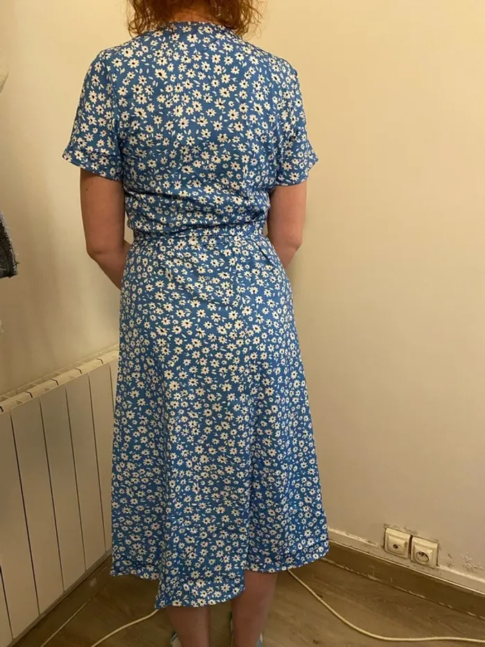 Robe portefeuille bleue à fleurs - photo numéro 2