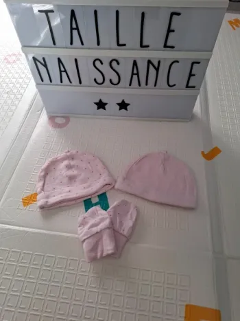 Deux bonnets et une paire de gants taille naissance