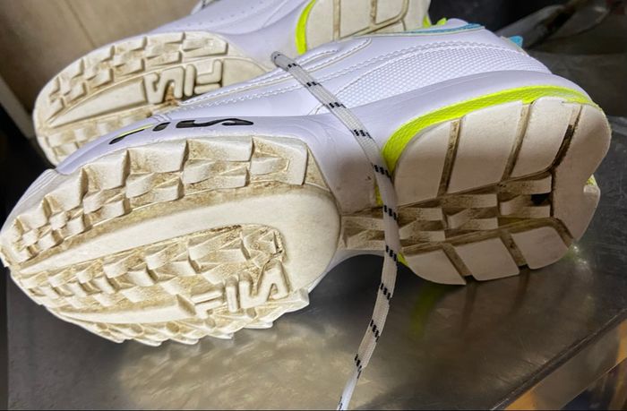 Paire de basket couleur blanche bleu et verte bon état taille 35 marque fila - photo numéro 2