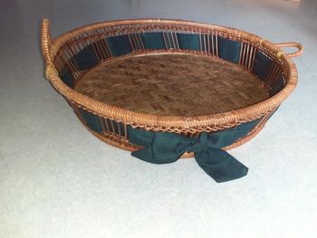 Corbeille en osier, avec ruban vert foncé, nœud, et 2 poignées