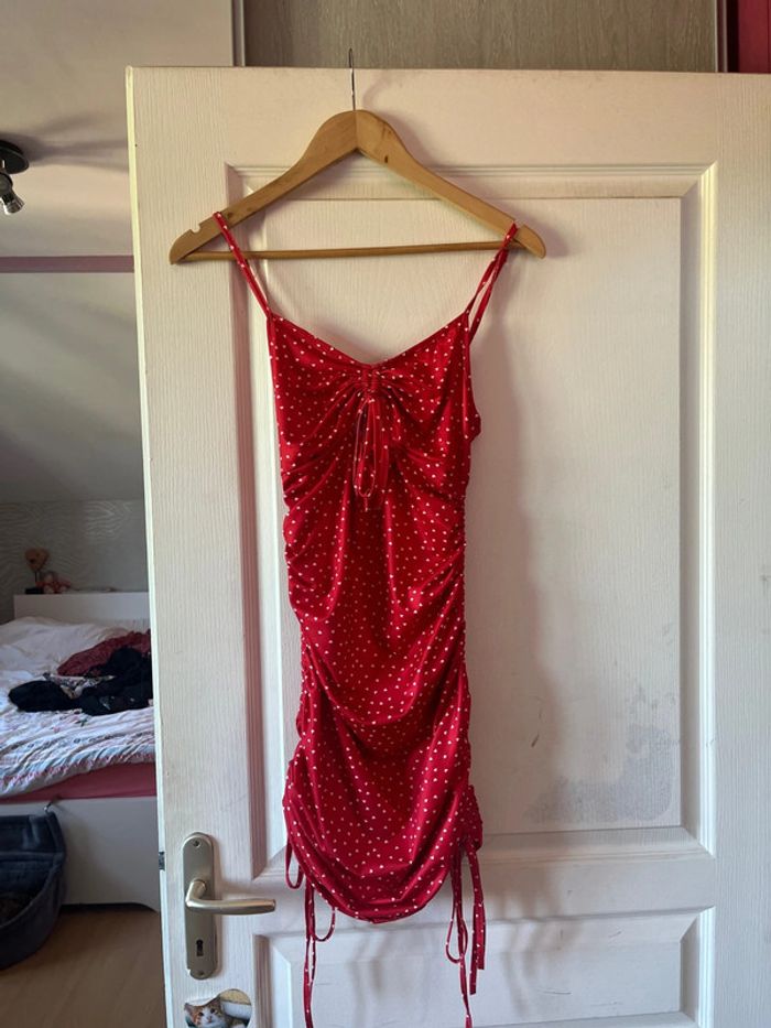 Robe rouge avec des cœurs