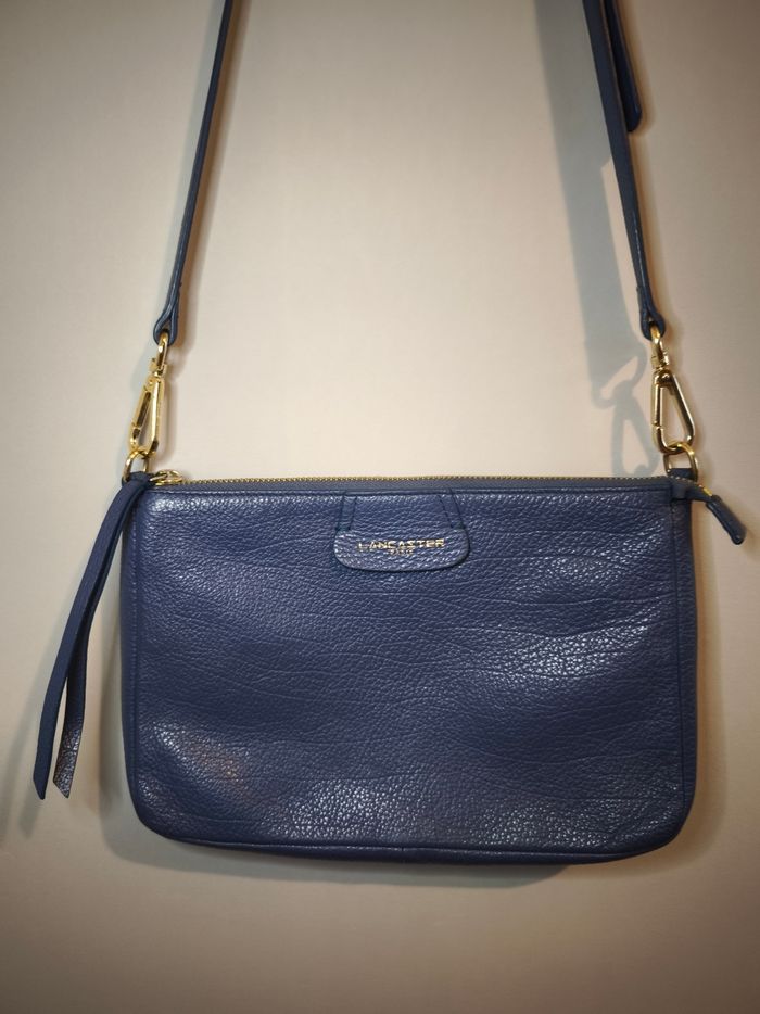 Sac Lancaster bleu marine en vrai cuir – extérieur parfait, intérieur légèrement taché 💼✨