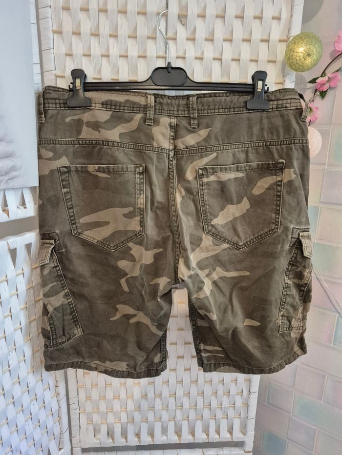 💕Short / Bermuda Cargo Camouflage Celio - Taille 44 (L) - homme Très bon état💕 - photo numéro 6