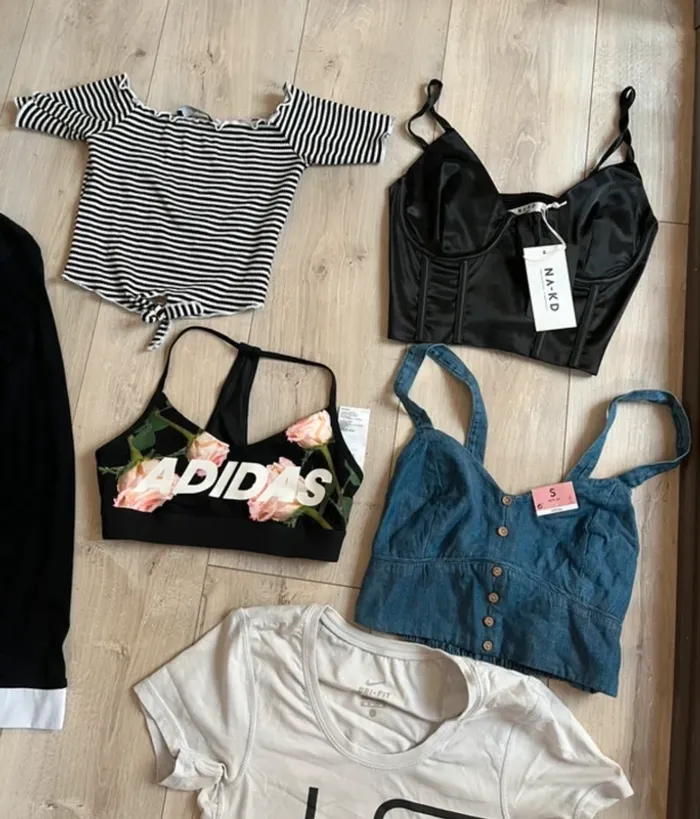 Lot vêtements femme XS - 13 pièces - Nike, Adidas, robe neuve, crop tops - photo numéro 2