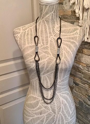 Superbe sautoir en métal gris argenté avec strass