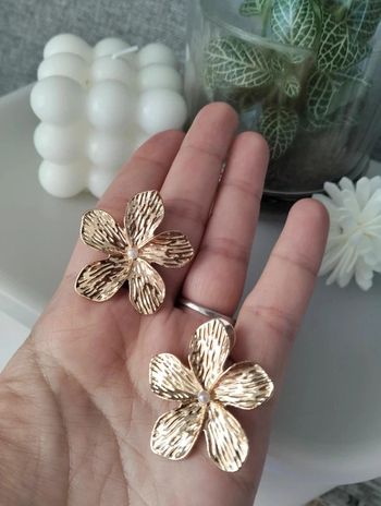Boucles d'oreilles fantaisie fleurs dorées perle blanche