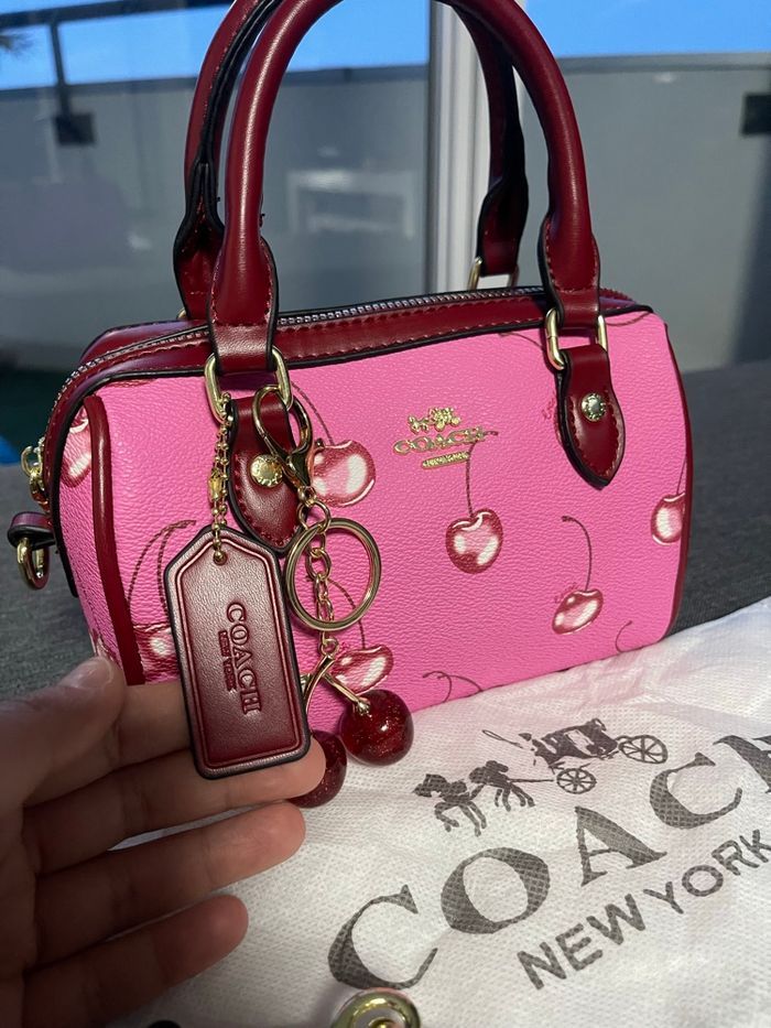 Sac Coach cerise et porte clé - photo numéro 6
