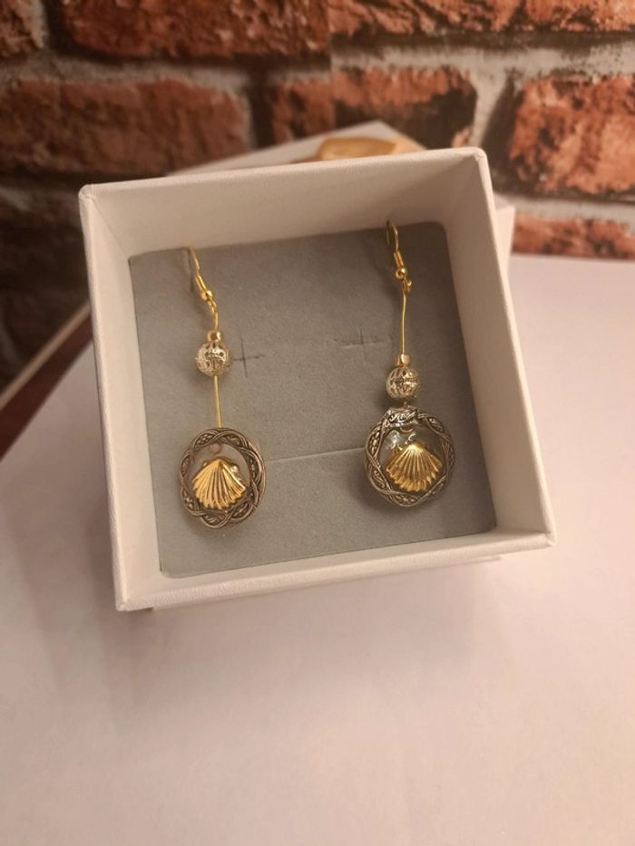 Boucles d'oreilles pendante en résine coquillages doré - photo numéro 5