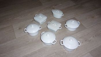 Lot de 7 caquelons diverses formes porcelaine, blanc TBE