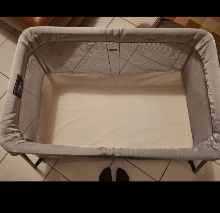 Lit babybjorn gris proche du neuf - photo numéro 2