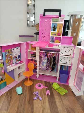 Dressing Barbie XXL avec robes, bijou, chaussures et nombreux accessoires 