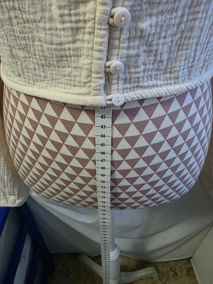 Blouse, crème, neuve, en coton, largeur d'épaule 35cm, largeur sous bras 45cm, longueur 41cm, marque Kiabi =10€ - photo numéro 4