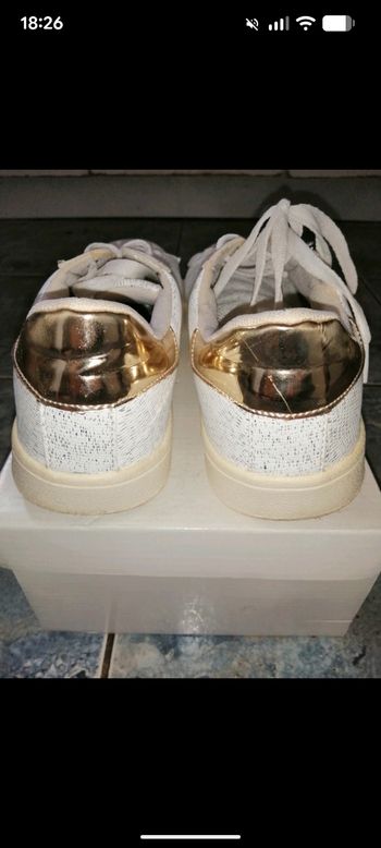 Baskets femme blanches mouchetées et décor doré. Taille 41