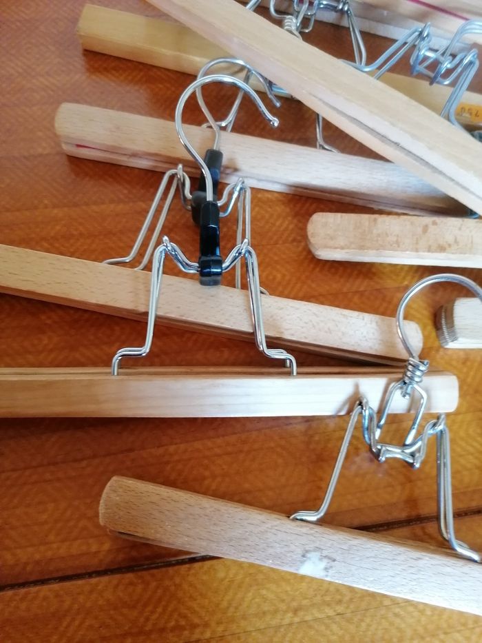 Lot de 18 cintres pinces en bois - photo numéro 4