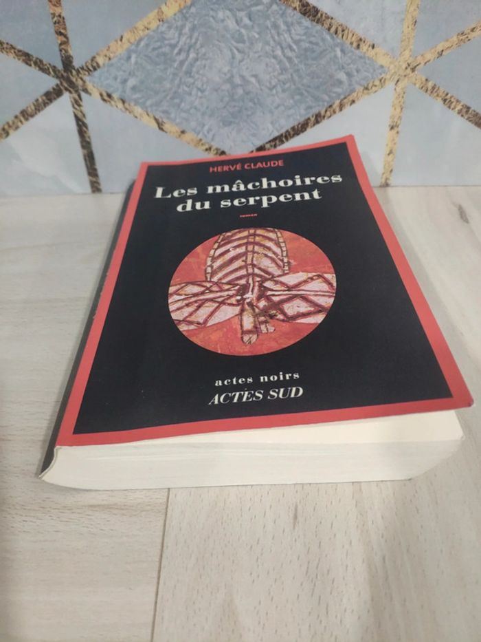 Livre grand format actes noirs les mâchoires du serpent Hervé Claude - photo numéro 2