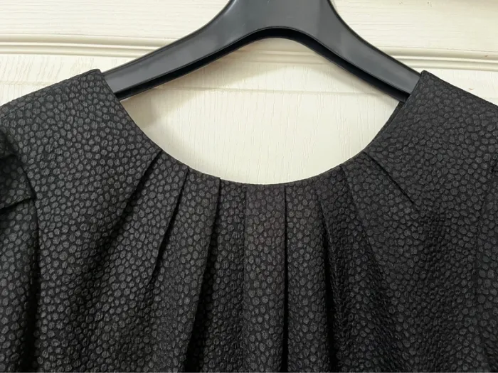 Robe noire très chic -  L 95 cm / l 50 cm -très bon état - photo numéro 3