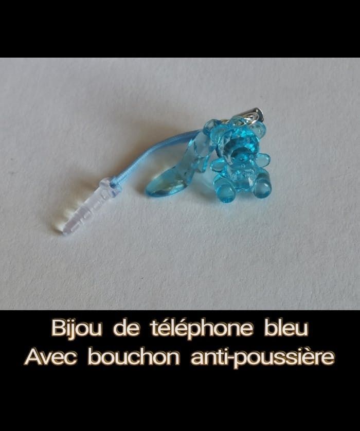 Bijou de téléphone bleu avec bouchon anti-poussière.