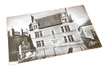 Carte postale ancienne  Lorris (Loiret)  Hôtel de Ville