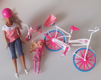 Barbie en compagnie avec son vélo