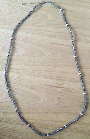 collier long tube avec strass et perles