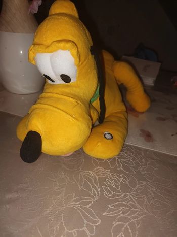 Peluche Disney du chien Pluto allongé  43 cm
