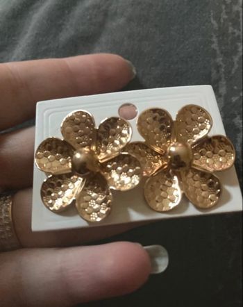Boucles d’oreilles NEUVES avec étiquette pour femme en forme de fleurs 🌼.