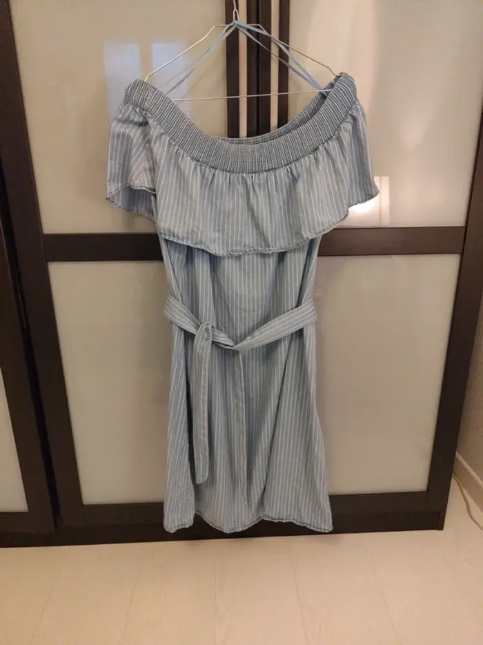 Robe bleue fine rayure blanche T46