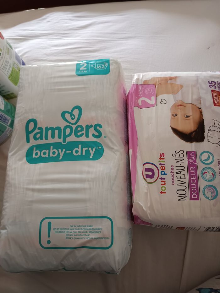 Lots de deux paquets de couches 2 age Pampers 62 couches et tout petit 35 couches neuf avec étiquette. - photo numéro 4