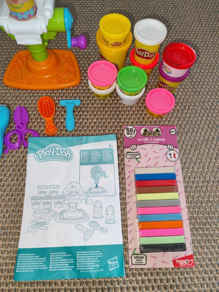 Play-Doh salon de coiffure , complet et très bon état + pâte à modeler neuve - photo numéro 3