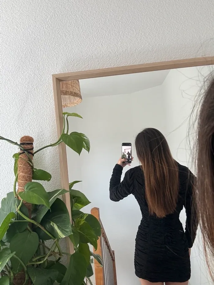 Robe noire Zara moulante effet drapé - photo numéro 3