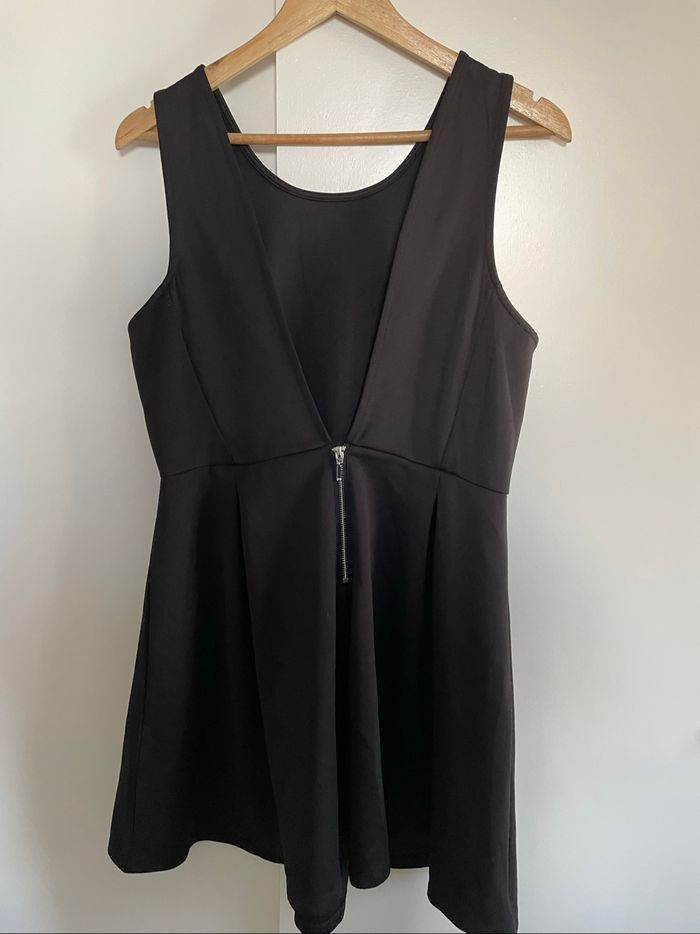 Robe noire dos nu - photo numéro 2