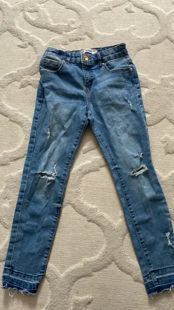 Jean skinny déchiré – 9/10 ans (140 cm)
