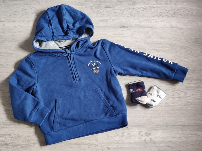 Sweat à capuche bleu Okaidi + chaussettes Taille 3 ans