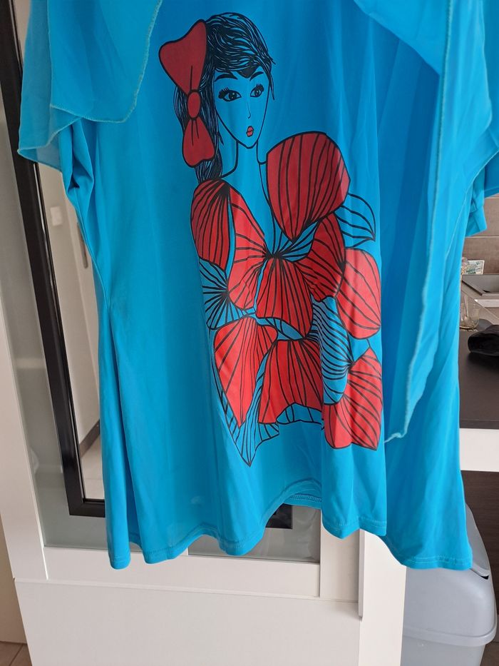 Haut bleu avec motif rouge - photo numéro 2