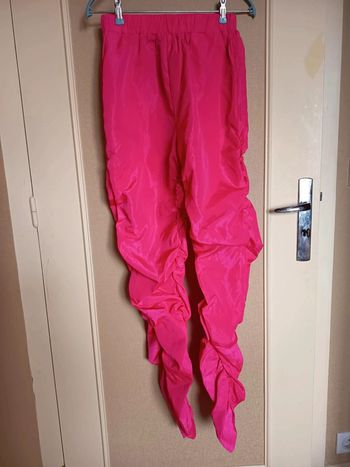 Pantalon plissé sur les deux côtés par des élastiques cousus. Marque Shein