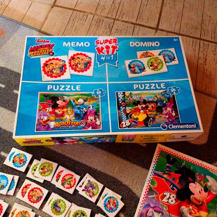 Super kit 4 en 1 deux puzzles 30 pièces, un mémo et un domino Mickey roadster racers