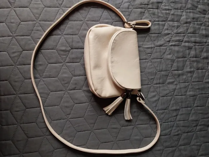 Sac à main/ environ 26 cm X 15 cm. Petite imperfection, voir photo, sinon très bon état.