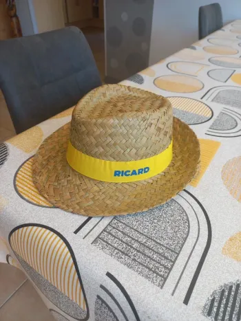 Un chapeau ricard