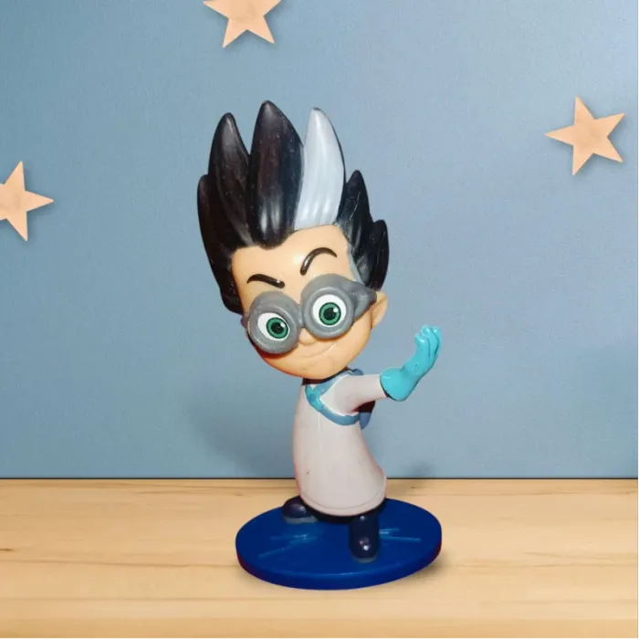 Très belle figurine Roméo Pyjamasques