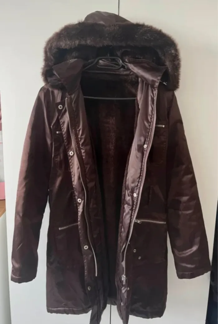Parka marron doublée en fourrure avec capuche