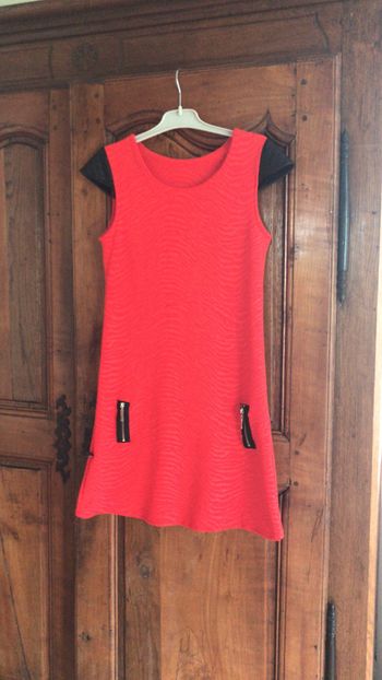 Robe rouge et noir taille 12 ans