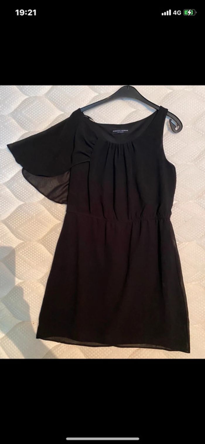 Robe noire avec un volant voile