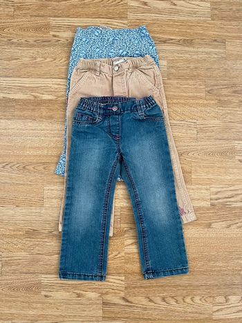 Pantalons fille en lot taille 98.