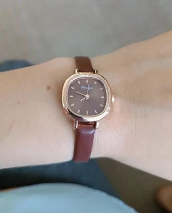 Montre style vintage et rétro, cadran marron cuir brun et doré