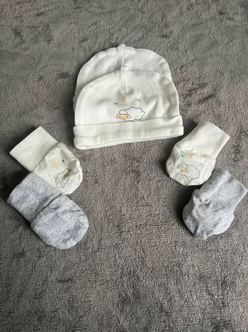 Lot de 2 bonnets et 2 paires de gants
