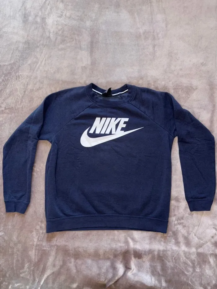 Sweat Nike femme taille S bleu foncé en très bon état - photo numéro 2