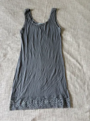 Sous-robe gris en dentelle – Marque New Collection