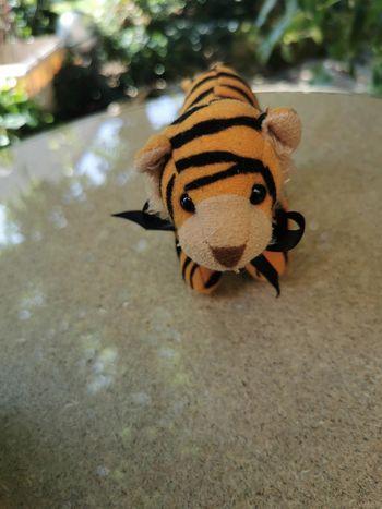 Peluche tigre miniature noeud papillon noir