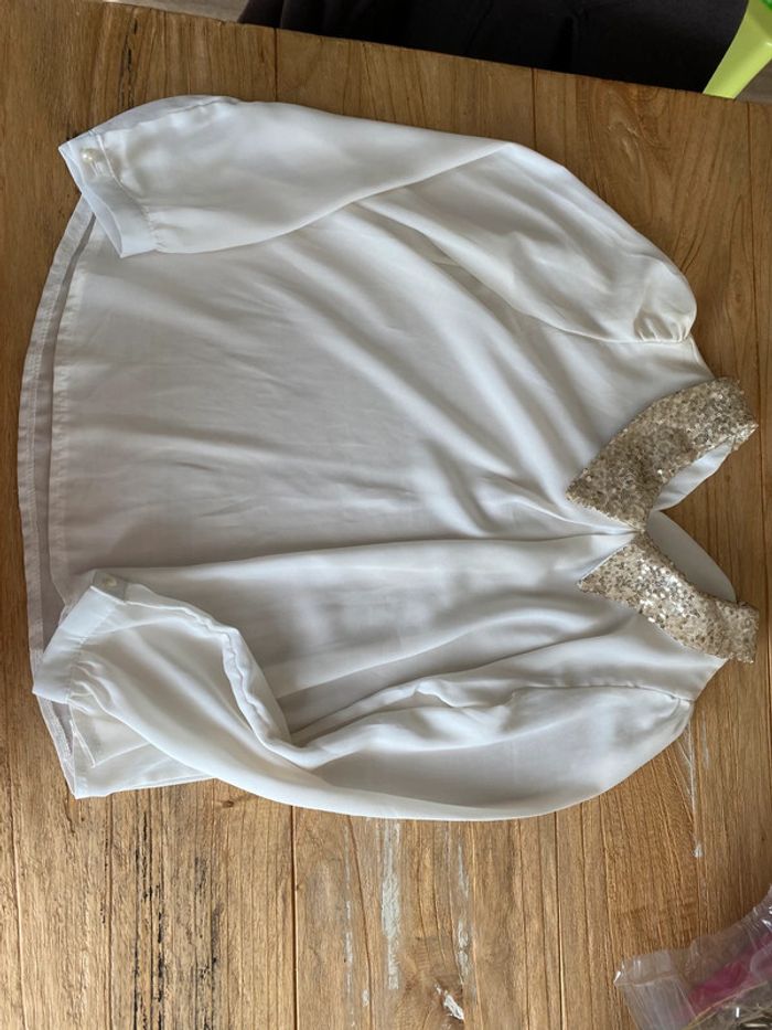 Blouse blanc nacrée et sequins doré